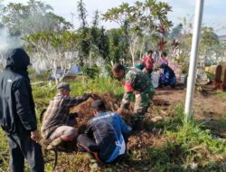 Babinsa Koramil 1203-12/Delta Pawan Bersama Masyarakat Gotong Royong Bersihkan TPU Paya Kumang.