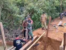 Hadir Ditengah Masyarakat, Babinsa Kodim 1203/Ktp Gotong Royong Bangun Jembatan