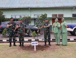 Danrem 121/Abw Dan Ketua Persit KCK Koorcab Rem 121 PD XII/Tanjungpura Tanam Pohon Kenangan di Halaman Makodim Ketapang