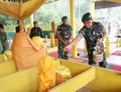 Komandan Korem 121/Abw Dan Ketua Persit KCK Koorcab Rem 121 PD XII/Tanjungpura Ziarah Di Makam Raja Tanjungpura