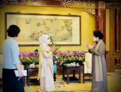 Saat Ibu Iriana Dijamu Minum Teh oleh Madam Peng Liyuan