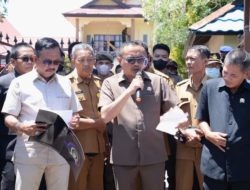 Ketua DPRD Ketapang M Febriadi Temui Massa Aksi Di Depan Gedung DPRD Ketapang