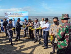 Pantai Pecal di Serbu Personel Lanal Ketapang dalam aksi bersih-bersih Pantai