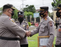 Kapolres Kapuas Hulu Berikan Penghargaan Kepada Anggotanya Yang Berprestasi