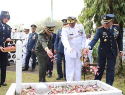 Peringati HUT ke-77, Satuan TNI Garnizun Pontianak Ziarah ke Taman Makam Pahlawan