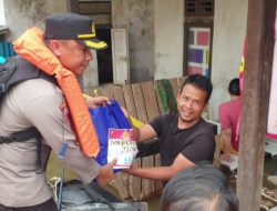 Datangi Kecamatan Nanga Tayap, Kapolres Ketapang Serahkan bantuan Untuk Warga Terdampak Banjir