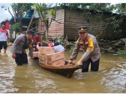 Polsek MHS Tinjauan Lokasi Banjir Dan Salurkan Bansos Kepada Masyarakat Desa Kemuning Biutak