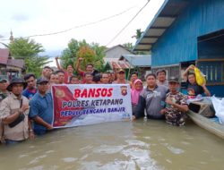 Pantau Ketinggian Air, Kapolsek Manis Mata Kembali Serahkan Bantuan Sembako Ke Warga Desa