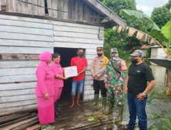 Polri Terus Salurkan Bansos Untuk Warga, Kapolsek Matan Hilir Selatan : Kita Pastikan Keselamatan dan Kesehatan Korban Banjir Terjamin