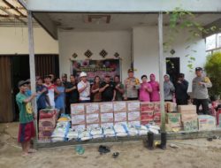 Kades kemuning Dan Kapolsek MHS Salurkan Bantuan Ke Warga Terdapak Banjir