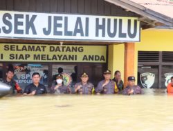 Tim Gabungan Polres Ketapang Salurkan Bantuan Banjir Di Kecamatan Jelai Hulu