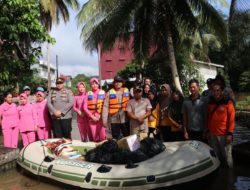 Hadir Ditengah Warga, Kapolres Ketapang Dan Ketua Bhayangkari Cabang Ketapang Salurkan Bantuan Banjir Dari Ketua Umum Bhayangkari