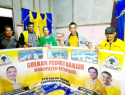 Ketua DPD Partai Golkar Kabupaten Ketapang Terjun ke lokasi banjir untuk serahkan bantuan