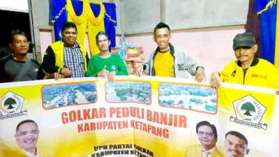 Ketua DPD Partai Golkar Kabupaten Ketapang Terjun ke lokasi banjir untuk serahkan bantuan