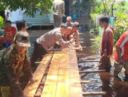 Polsek MHS Gotong Royong Jembatan Menuju Rumah Warga Yang Terdampak Banjir