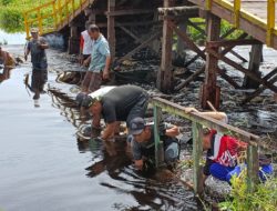 Bhabinkamtibmas Desa Sungai Besar Dan Desa Sungai Bakau Gotong Royong Bersama Warga