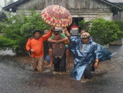 Polsek Dan Forkopimcam MHS, BPBD Ketapang Lakukan Evakuasi Korban Banjir