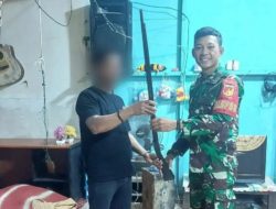 Dekat Dengan Masyarakat, Satgas Yonarmed 19/Bogani Terima Dua Pucuk Senpi dari Warga Perbatasan