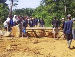 Puluhan Warga Portal Jalan Minta APH Usut Pelaku Pengerukan Bukit Mandi Punai