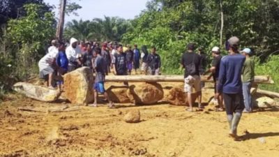 Puluhan Warga Portal Jalan Minta APH Usut Pelaku Pengerukan Bukit Mandi Punai