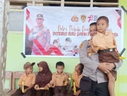 Polsek PMK Polres Kayong Utara Polda Kalbar, melaksanakan program Kapolri pembagian buku tulis/baca ke sekolah dan juga menerima curhatan dr para guru tentang kendala yg ada di sekolah.