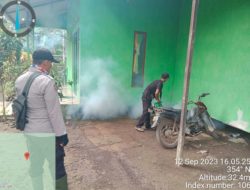 KEGIATAN PENYEMPROTAN FOGGING PENCEGAHAN TERJADI NYA PENYEBARAN DBD OLEH PUSKESMAS TANJUNG SATAI KEC. PULAU MAYA KAB. KAYONG UTARA BERSAMA PERSONIL POLSEK PULAU MAYA KARIMATA