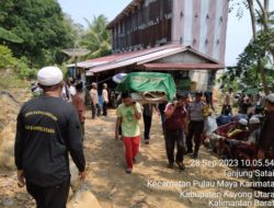 Kanit Binmas dan Bhabinkamtibmas Polsek Pulau Maya Karimata bersama- sama melayat di rumah duka salah satu warganya yang meninggal dunia