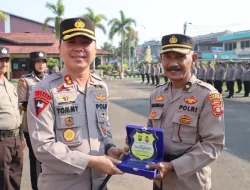 Tiga Personil Polres Ketapang Pensiun, Kapolres Ketapang Berikan Penghargaan.