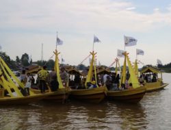 Perahu lancang Kuning dan Kato Hias Semarakan Karnaval Sungai Pawan