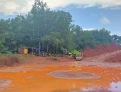 Pengerukan Tanah Laterit di Sungai Gayam Kecamatan Kendawangan Kabupaten Ketapang terus berjalan