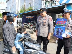 Humanis, Personel Ops Patuh Kapuas Polres Ketapang Ajak Warga Tertib Berlalu Lintas