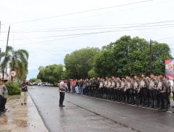 Pastikan Rangkaian Tahapan Pemilukada 2024 Berjalan Aman, Personel Polres Ketapang Laksanakan Latihan Sispamkota di Depan Kantor KPU