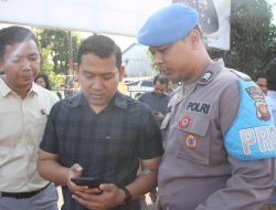 Pastikan Anggota Bebas dari Judi Online dan Pinjol, Kasi Propam Polres Ketapang Lakukan Pemeriksaan Handphone Mendadak